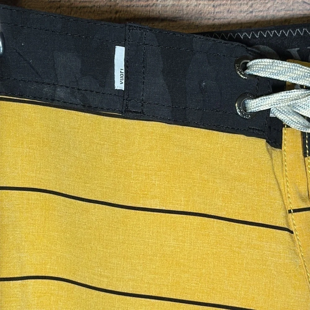 Vuori Board Shorts V-Cycled Performance 4-Way Stretch Men’s 34 Yellow Strips